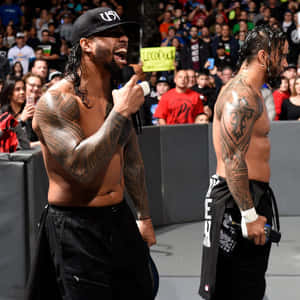 兩名紋身摔角手在擂台上比賽前對峙。 — 摔角 壁紙
