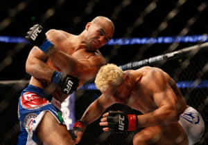 兩名戴著MMA手套的拳手在八角籠內互相出拳。 — 運動 壁紙