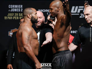 兩名赤膊的MMA拳手在UFC稱重活動中互相凝視。 — 男人 壁紙