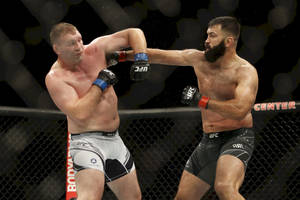 兩名男性MMA拳手在UFC比賽期間於八角籠內互換拳擊。 — 終極格鬥冠軍賽 壁紙
