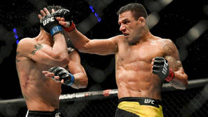 兩名MMA拳手在UFC八角鐵籠賽中互相出拳。 — 1600x900 壁紙