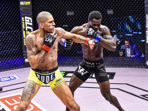 兩名MMA拳手在八角籠內互相出拳。 — Alex Pereira 壁紙