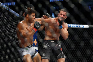 UFC比賽中，兩名MMA拳手在籠中互相攻擊。 — 終極格鬥冠軍賽 壁紙