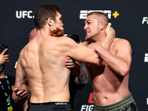 兩名赤裸上身的MMA拳手在UFC賽事中鎖定纏鬥姿勢。 — 終極格鬥冠軍賽 壁紙