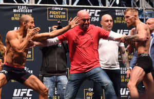 兩名MMA拳手在UFC稱重時對抗，裁判介入。 — 終極格鬥冠軍賽 壁紙