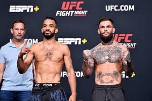 兩名UFC拳手在稱重活動中，身後有ESPN+和UFC標誌。 — 運動 壁紙