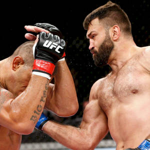兩名男性MMA拳手在激烈的UFC比賽中，一人揮拳擊打另一人。 — 拳擊 壁紙