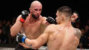 兩名MMA拳手在比賽中於UFC八角籠內互相出拳。 — 終極格鬥冠軍賽 壁紙