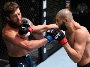 兩名MMA拳手在UFC八角籠內互相出拳。 — 終極格鬥冠軍賽 壁紙