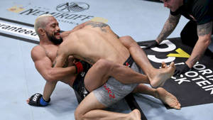 兩名MMA拳手在UFC八角籠內進行纏鬥比賽。 — 終極格鬥冠軍賽 壁紙