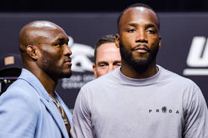 兩名男性 MMA 拳手在 UFC 稱重活動中互相凝視，眼神充滿敵意。 — 酷 壁紙