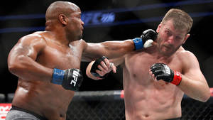 兩名MMA拳手在UFC八角籠內交鋒，互相出拳。 — 運動 壁紙