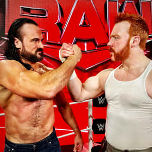 兩名摔角手在WWE擂台上進行掰手腕比賽。 — WWE GIF 壁紙