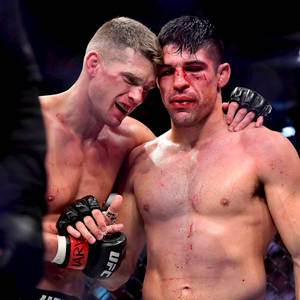 兩名滿臉是血的疲憊MMA拳手在比賽後互相擁抱。 — 運動 壁紙