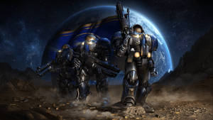 兩名裝甲士兵眼睛發光，夜晚站在岩石外星行星上。 — 星海爭霸 壁紙