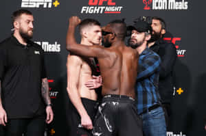 兩名男性MMA拳手在UFC稱重時互相對峙。 — 運動 壁紙