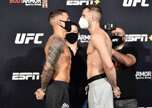 兩名身穿運動服的男性MMA拳手在UFC稱重活動中面對面。 — 運動 壁紙