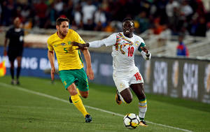 兩名足球運動員在夜間比賽中爭奪球權。 — FIFA 世界盃 壁紙
