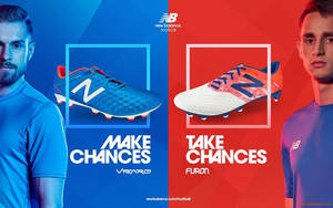兩名身穿藍色和紅色球衣的男性足球運動員站在帶有「Make Chances」和「Take Chances」標語的足球鞋兩側。 — 美式足球 壁紙
