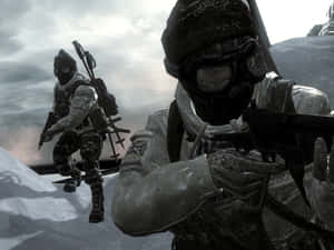 兩名身穿冬季迷彩服的士兵在積雪的山區移動。 — 決勝時刻：黑色行動4 壁紙