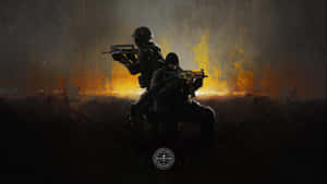 兩名武裝士兵在火熱日落地平線上的剪影。 — 電玩遊戲 GIF 壁紙