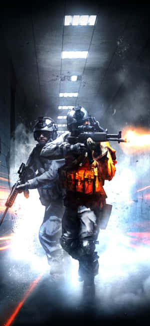 兩名身穿戰鬥裝備的武裝士兵在煙霧瀰漫的走廊中移動，伴有槍口閃光。 — iPhone 17 Pro 壁紙