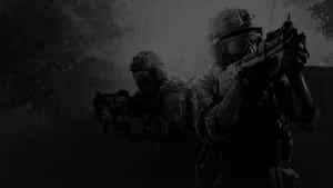 兩名身穿戰鬥裝備的武裝士兵在霧氣瀰漫的森林中瞄準武器。 — 電玩遊戲 GIF 壁紙