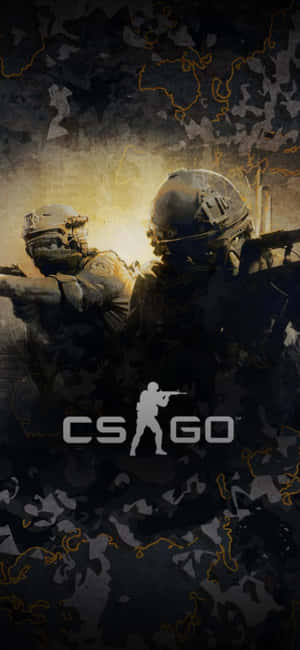 兩名身穿戰術裝備的士兵在發光的地圖背景上瞄準武器，帶有 CS GO 標誌。 — Galaxy S26 壁紙