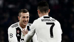 兩名尤文圖斯球員在夜間比賽中進球後擊掌。 — Cristiano Ronaldo 足球 壁紙