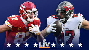 兩名身穿紅白球衣的NFL球員在超級碗LIV期間爭奪橄欖球。 — 綠灣包裝工 壁紙