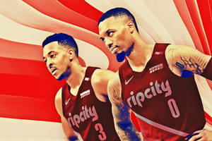 兩名身穿紅色 Rip City 球衣、帶有刺青和強烈表情的籃球運動員。 — 琪琪·帕默 壁紙