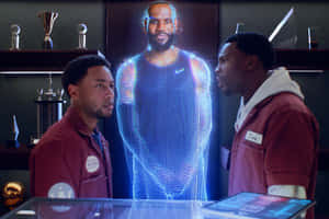 兩名身穿紅色夾克的男子在科技實驗室中觀看勒布朗·詹姆斯的藍色全像投影。 — 派對 壁紙
