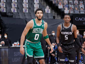 兩名身穿綠色和黑色球衣的NBA籃球運動員在比賽中站在球場上。 — 籃球 壁紙