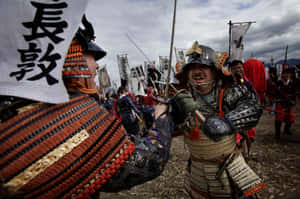 全副武裝的武士戰士在歷史重演中進行劍鬥。 — Surface Pro 壁紙