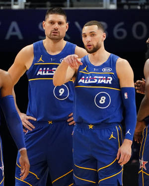 兩名身穿藍色球衣的NBA全明星籃球運動員在球場上。 — 運動 壁紙
