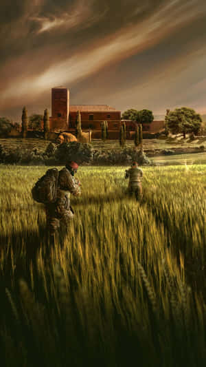 兩名身穿迷彩服的士兵穿過麥田，在暮色中走向石頭農舍。 — 曳引機 壁紙