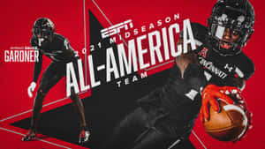 兩名身穿黑色裝備的美式足球員，在紅黑 ESPN 全美代表隊背景下持球奔跑。 — 運動 壁紙