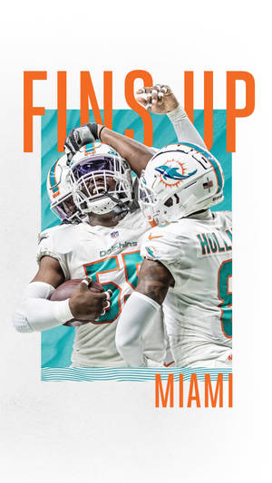 兩名邁阿密海豚隊美式足球員慶祝比賽，帶有「FINS UP」字樣。 — 邁阿密海豚 壁紙
