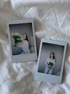 兩張拍立得照片，一名女子在白色床罩上手持白色鬱金香。 — 拍立得 壁紙