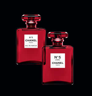黑色背景上的兩支紅色Chanel香水瓶 — Pixel 9 Pro Fold 壁紙