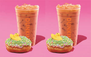 兩杯Dunkin'冰咖啡配甜甜圈，上面有綠色糖粒和黃色鴨子糖果。 — Dunkin Donuts 壁紙
