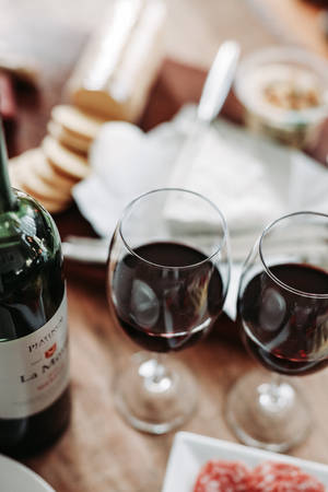 木桌上兩個酒杯和一瓶酒，配起司和肉。 — 葡萄酒 壁紙