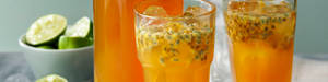 兩杯百香果飲料加冰，附近有萊姆片。 — 海灘日落 壁紙
