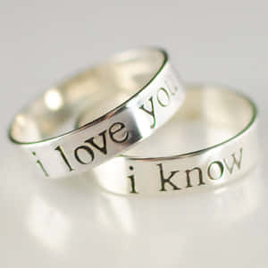 兩枚刻有訊息 i love you 和 i know 的銀戒指。 — 結婚戒指 壁紙