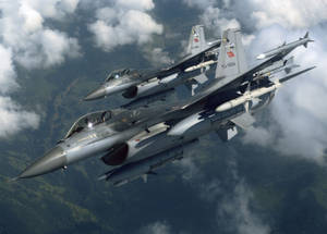 兩架戰機在山脈和雲層上空編隊飛行。 — 軍事動圖 壁紙