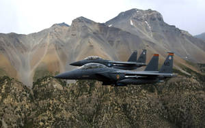 兩架戰鬥機在有雪斑的山區地形上空飛行。 — 軍事動圖 壁紙