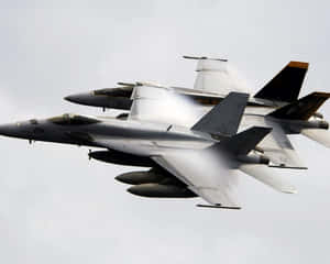 兩架戰鬥機編隊飛行，後燃器點燃。 — 軍事動圖 壁紙