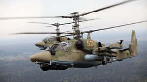 兩架軍用直升機在森林地區上空飛行。 — 直升機 壁紙