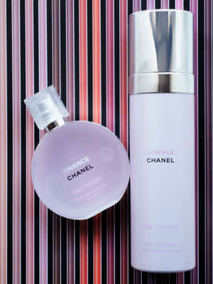 Chanel Chance Eau Tendre 香水和止汗劑置於條紋背景上 — Kindle 壁紙