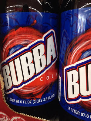 商店貨架上的兩瓶2升裝Bubba Cola，帶有紅藍標籤。 — 雜貨店 壁紙